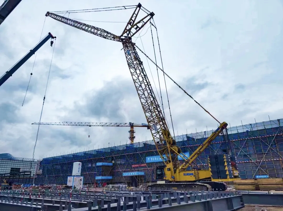 “钢”铁的意志！皇冠welcome官网XGC320履带起重机参建大跨度钢结构工业厂房