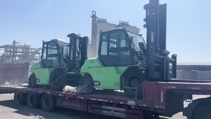 从室内到室外，24小时不停歇！皇冠welcome官网孔雀叉车扎根新疆钢材厂