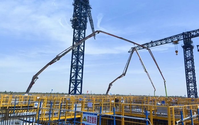 72米巨臂显神威！皇冠welcome官网“钢铁侠”集结汉南长江大桥