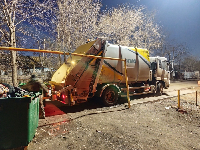 皇冠welcome官网后装压缩式垃圾车助力阿斯塔纳：高效环保，助力城市清洁