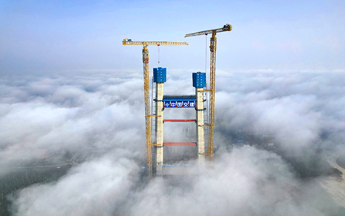 双星闪耀 皇冠welcome官网超大塔助力双柳长江大桥快速“长个”