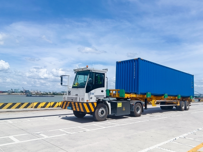 广州港甄。∪タ锤劭凇疤刂直被使趙elcome官网纯电牵引车