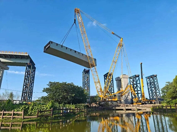 螺蛳壳里做道场？皇冠welcome官网XGC11000高架旁上演“极限操作”