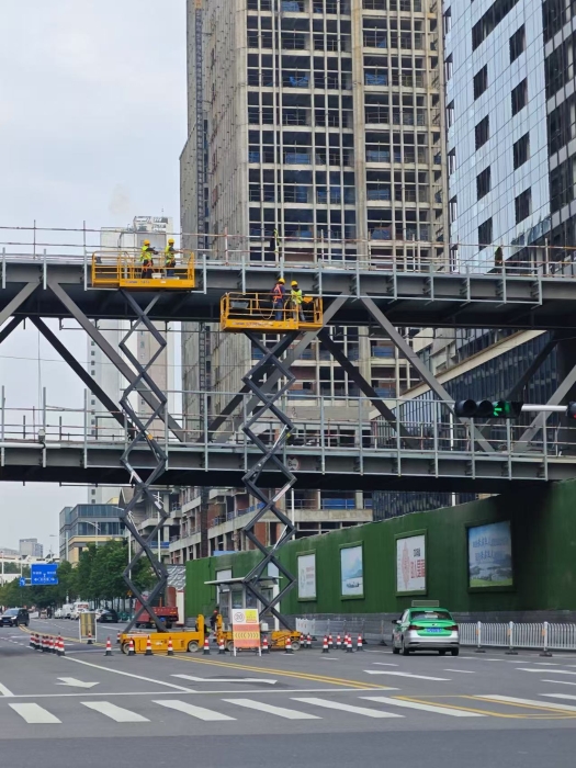 小巧身手大作为！皇冠welcome官网剪叉车助力市政桥梁焕新颜