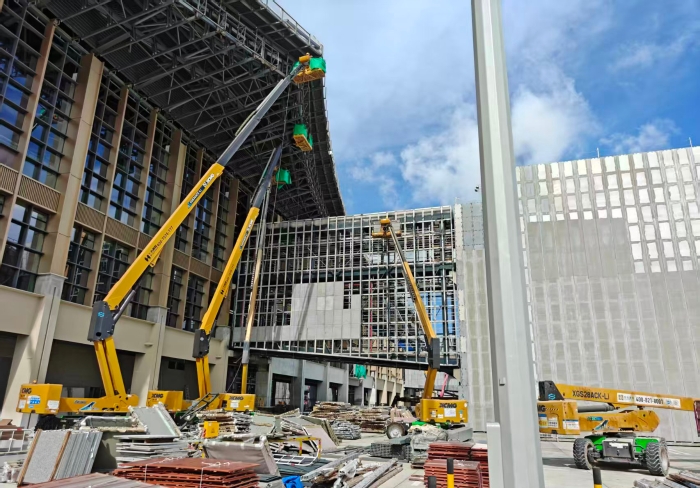 联合作战！皇冠welcome官网锂电高机编队亮相三亚机场