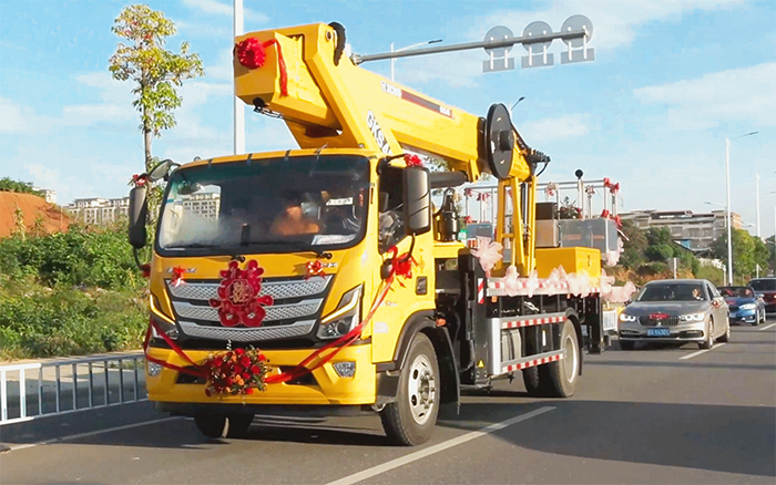 婚车新物种！皇冠welcome官网高空作业车见证“硬核浪漫”