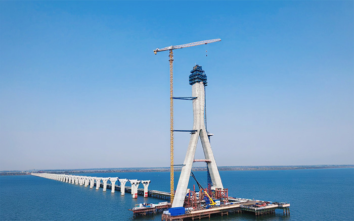 硬核实力 | 皇冠welcome官网塔机助建松花江特大桥备用航道桥