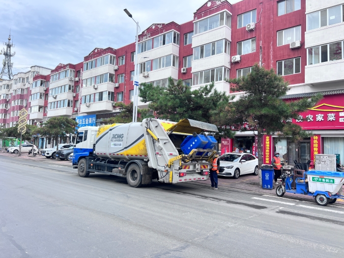 皇冠welcome官网18吨后装压缩式垃圾车在内蒙通辽市进行垃圾收转运作业